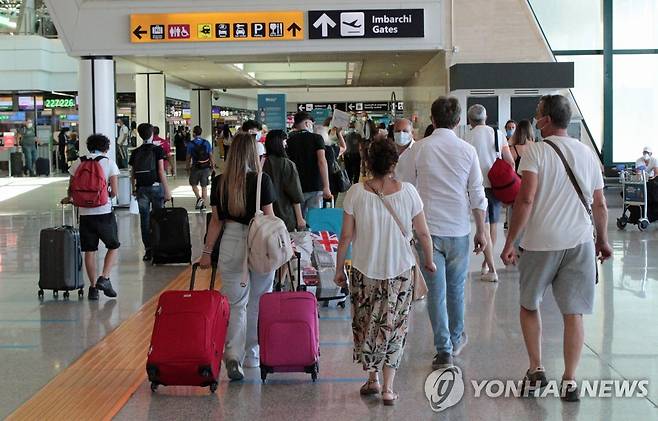 외국인 관광객 입국으로 활기를 띠는 이탈리아 로마의 관문 피우미치노 국제공항. 2021.7.2. [EPA=연합뉴스]