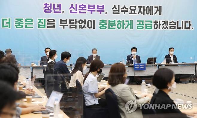 노형욱 장관 "서민 주거안정을 최우선으로 추진" (세종=연합뉴스) 김주형 기자 = 노형욱 국토교통부 장관(오른쪽 두번째)이 5일 오후 세종시 정부세종컨벤션센터에서 열린 출입기자단 간담회에서 발언하고 있다. kjhpress@yna.co.kr