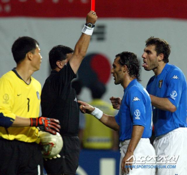 모레노 심판이 토티에게 퇴장을 내리는 장면. 스포츠조선DB