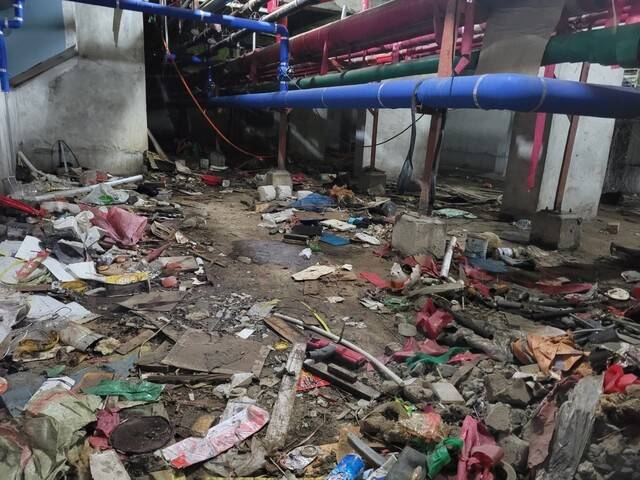 6일 새벽 4시30분부터 쓰레기 수거가 시작된 서울 강남 은마아파트 지하실 내부 모습. 대형 폐기물 수거를 마친 뒤에도 잡다한 쓰레기들이 쌓여있다.