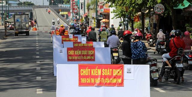 지난달 3일 베트남 호찌민 경찰이 도심을 이동하려는 오토바이 운전자들을 검사하고 있다. VN익스프레스 캡처