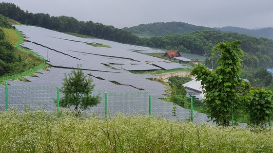 지난달 충남 천안의 산지 태양광 발전소 모습. 강주안 기자