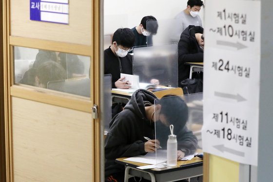 2021학년도 대학수학능력시험이 치러진 지난해 11월 3일 오전 서울 종로구의 한 고등학교 고사장에서 수험생들이 시험을 앞두고 자습하고 있다. [사진공동취재단]