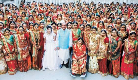 지난 2017년 인도의 다이아몬드 재벌 마헤시 사바니(앞줄 가운데)가 인도 서부 구자라트주 수라트시에서 결혼식을 후원한 신부 251명과 기념사진을 찍은 모습. 신부는 모두 아버지가 없는 가난한 여성들이다. 인도에서는 결혼식을 성대하게 여는 풍습이 있어 가난한 여성들은 결혼하기 어렵다 [AP=연합뉴스]