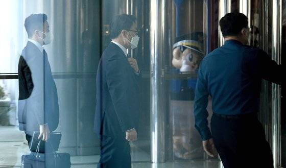 지난 2우러 23일 김진욱 공수처장이 김창룡 경찰청장을 만나러 서울 서대문구 미근동 경찰청사로 들어가고 있다. 연합뉴스