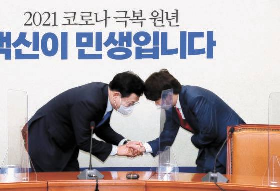 이준석 국민의힘 대표가 지난 6월 17일 서울 여의도 국회에서 송영길 더불어민주당 대표를 예방해 악수하고 있다. 오종택 기자