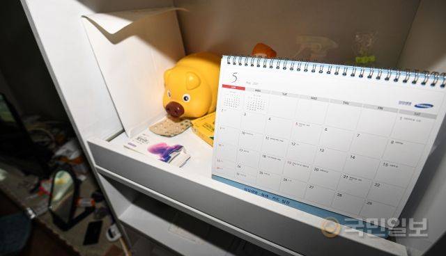 지난달 경기도의 한 유품정리 현장에 가정의 달인 5월에 멈춘 달력이 놓여있다. 고인의 유족과 연락이 닿지 않자 임대인이 일주일 만에 유품정리를 의뢰했다.