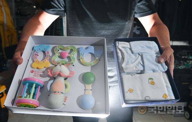'전하지 못한 선물' 김 대표가 지난달 24일 충북 청주 바이오해저드에서 사연이 담긴 유품을 들어 보이고 있다. 임신했다는 무속인 여자친구의 말을 믿고 준비해둔 육아용품이지만 실제로는 임신하지 않은 것으로 알려졌다.