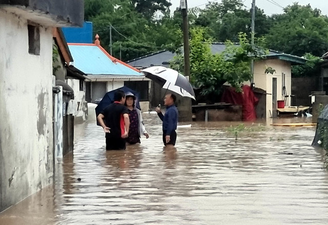 [해남=뉴시스] 박상수 기자 = 6일 오전 전남 해남군 마산면 월산리 마을에 폭우가 내리면서 주민들의 무릎까지 물이 차 있다. (사진=독자 제공) 2021.07.06. photo@newsis.com *재판매 및 DB 금지