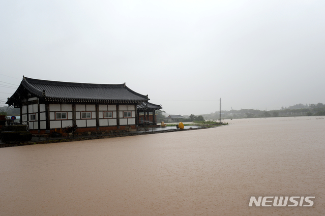 [해남=뉴시스]김혜인 기자 = 6일 오전 전남 해남군 황산면 기정마을 논이 전날부터 내린 폭우로 물에 잠겨있다. 2021.07.06.hyei0342@newsis.com