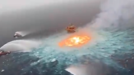 지난 2일 멕시코 유카탄반도 캄페체주 멕시코만 바다에서 발생한 일명 ‘불의 눈’ 화재 사고
