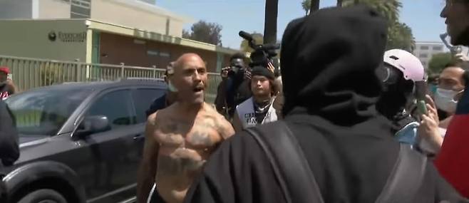 말싸움을 벌이는 성 소수자 권리 찬반 시위대 [유튜브 동영상 캡처, 재판매 및 DB 금지]