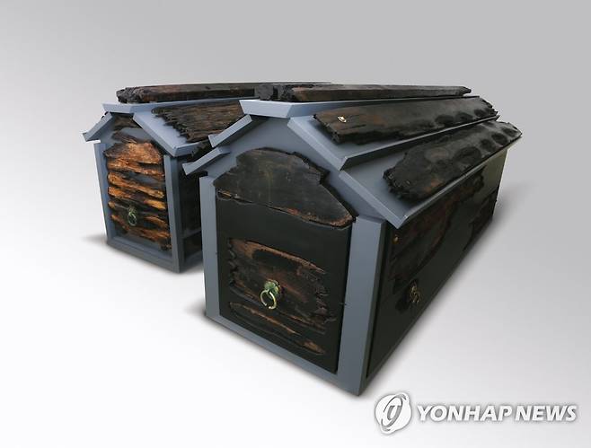 무령왕 부부 목관 뚜껑 나무판이 5개인 오른쪽이 무령왕 목관이다. [국립공주박물관 제공=연합뉴스 자료사진. 재판매 및 DB 금지]