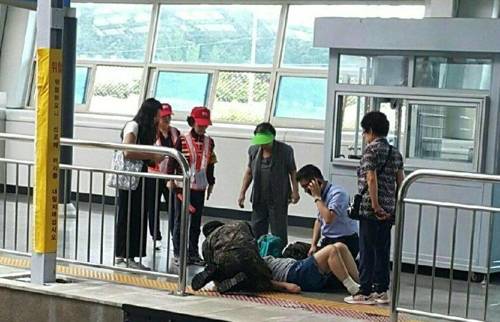 지난 2017년 8월 휴가를 나온 육군 28사단 의무병이 지하철에서 한 여성이 의식을 잃자 심폐소생술을 실시해 구해내는 모습./사진=육군 28사단 제공