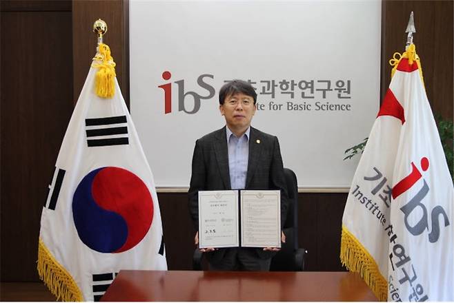 노도영 기초과학연구원(IBS) 원장이 업무협약을 체결한 뒤 기념사진을 촬영하고 있다.