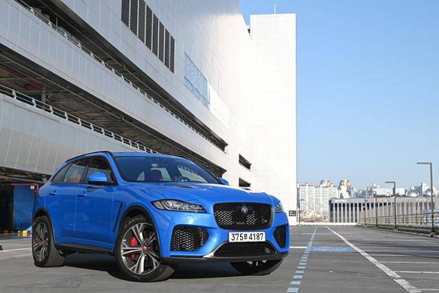 재규어 F-페이스 SVR은 스포츠카 브랜드의 '재규어'가 가진 가치를 높이는 차량이다.