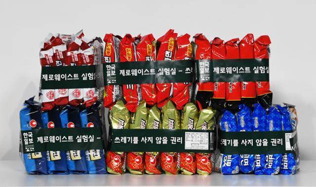지난 3월 한국일보가 농심·오뚜기·삼양식품·팔도 등 주요 라면 업체의 제품에 묶음 포장 비닐을 벗긴 뒤 직접 제작한 띠지를 둘러 진열한 모습. 띠지에 제품 영양성분 표시와 바코드까지 충분히 넣을 수 있었다. 한국일보 자료사진