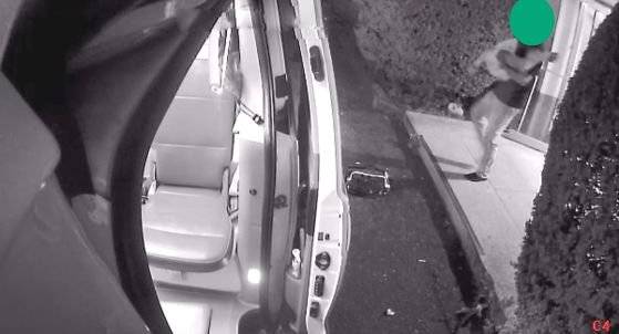 지난달 23일 계모의 폭행으로 위중한 딸을 안고 구급차로 나오고 있는 아버지 모습. [사진 경남소방본부]