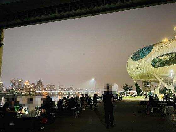 6일 밤 11시쯤 서울시 광진구 한강시민공원 뚝섬지구 청담대교 아래에서 시민들이 삼삼오오 모여 음식을 먹거나 음주를 하고 있다. 허정원 기자.