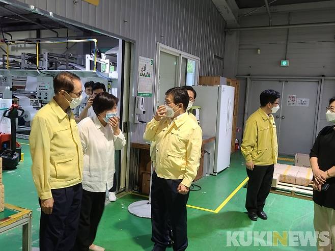 작업근로현장을 점검하는 모습.