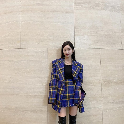 Actor Nam Gyu-ri shows off trendy fashionNam Gyu-ri posted several photos on his instagram on the 6th with the message You are my Spring Today and Thank you.In the open photo, Nam Gyu-ri is showing off his doll-like beautiful looks with a gentle smile.Nam Gyu-ris stylish two-piece fashion also draws attention - wearing a short skirt with a large jacket that descends mid- thighs.The glamorous tartan check pattern and intense blue color are impressive, and the leather long boots that rise to the knees are matched to complete the stylish styling.On the other hand, Nam Gyu-ri is appearing on TVN monthly drama You Are My Spring.