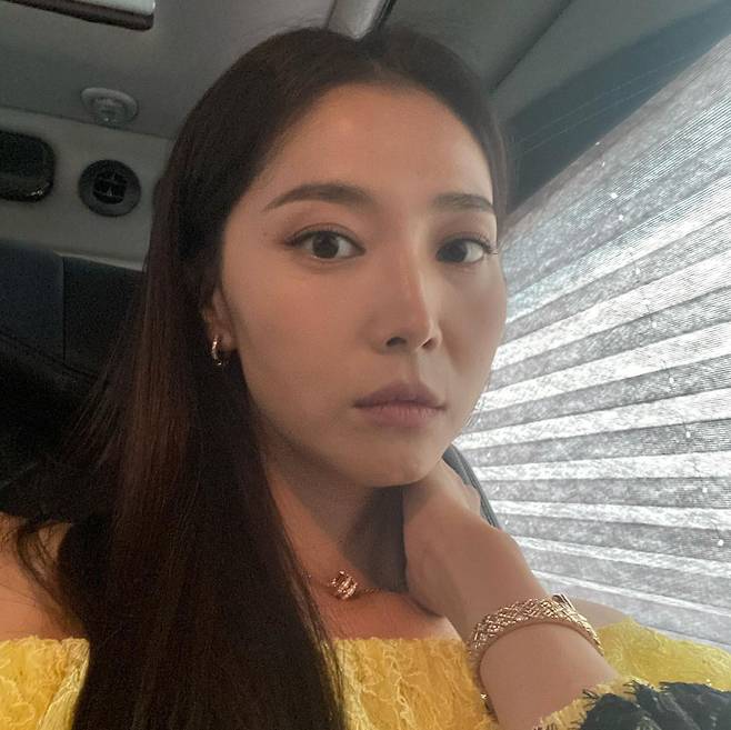 Actor Oh Yoon-ah shows off Classs other eleganceOn the 7th, Oh Yoon-ah posted several photos on his Instagram with the article Thank you ~ ~ *.Oh Yoon-ah in the photo is wearing a Hwasa yellow lace off-shoulder costume and taking a selfie taken in the car.He also boasted a bold shot and boasted a flawless look.Oh Yoon-ah, who showed off her beautiful beautiful look with her big eyes and sharp nose, posed like she liked a luxurious luxury jewelery.Fans praised it with comments such as Its so beautiful, Its like a queen in every way, and Its like Sunshine.On the other hand, Oh Yoon-ah appeared in the movie How to Do: Again which will be released on the 28th, and will return to the house theater with JTBCs new drama Flying Butterfly.