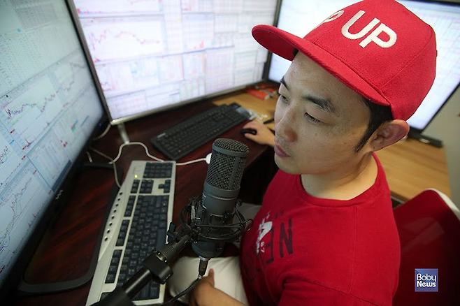 그는 유튜브 채널 전업가장GOGO를 운영하고 있다. 전업가장의 희노애락을 영상으로 만들어 공유한다. 최근에는 장중에 라이브로 구독자들과 이야기를 나누고 있다. 최대성 기자 ⓒ베이비뉴스