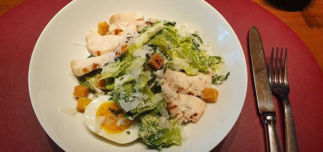 서울 특급 호텔에서 선보이는 시저 샐러드. 조성관 작가 제공