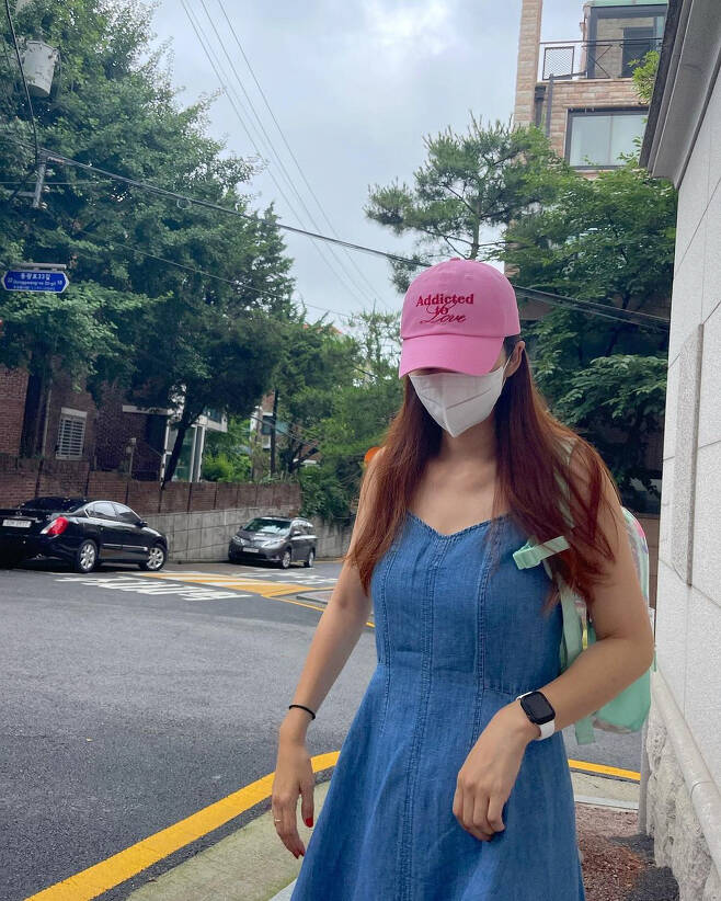 Actor Park Sol-mi has also shown equivalent fashion today.On the 8th, Park Sol-mi posted an article and several photos on Instagram, Yesterday slept with ice to drink # Ethan Aah, I was going to drink a shot of ehhahahahahahahahaha and record # The Return of Superman.The photo shows Park Sol-mi walking with her daughters bag instead.Park Sol-mi, who presents a colorful equivalent fashion like Moy Yat, created a cool atmosphere with a petition piece on this day.Meanwhile, Park Sol-mi has two girls in 2013 with Actor Han Jae-suk and marriage.Currently, he is working as a narrator for KBS 2TV Superman Returns with his best friend.