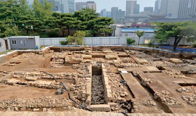 조선시대 궁궐인 경복궁에서 약 150년 전에 만든 것으로 추정되는, 당시로서는 선진적 정화시설을 갖춘 공중화장실 유적이 발견됐다.