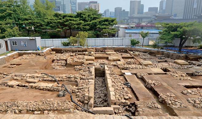 조선시대 궁궐인 경복궁에서 약 150년 전에 만든 것으로 추정되는, 당시로서는 선진적 정화시설을 갖춘 공중화장실 유적이 발견됐다.