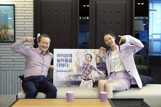 패스파인더(그래픽 모티프)를 표현하고 있는 신한라이프 성대규 사장과 로지.