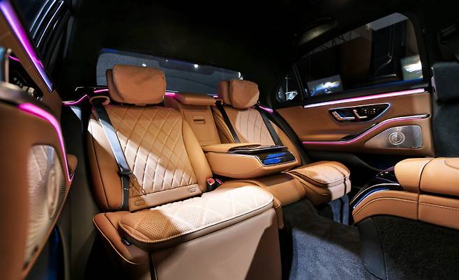 메르세데스-벤츠 S클래스 뒷좌석.