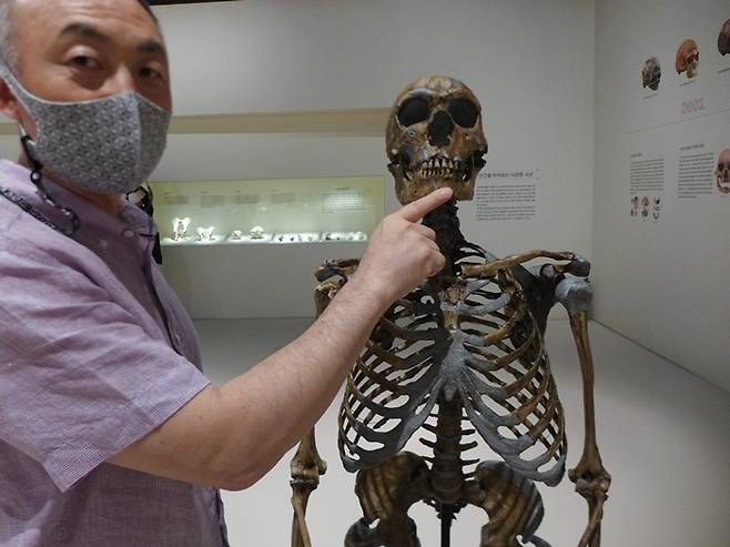 김상태 국립중앙박물관 고고역사부장이 추운 기후에 적응했으나 멸종한 네안데르탈인 화석을 보여주며 인류 진화 과정을 설명하고 있다.