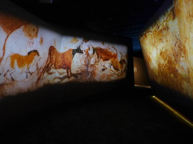 이 기획전에서는 프랑스 쇼베와 라스코 등 동굴벽화 30여 점을 동굴 속에서 직접 보는 듯 체험할 수 있다.