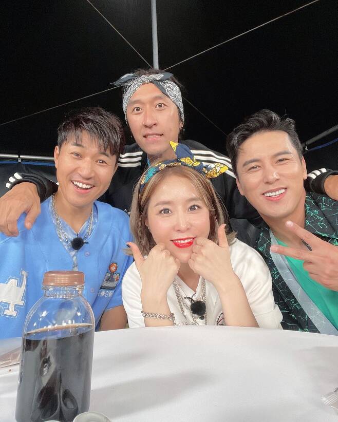 Group Koyote (Kim Jong-min, Donga, Shin Ji) presented the perfect Duets with trot singer Jang Min-Ho.On the morning of the 8th, Shin Ji posted a picture of the related hashtag along with the article We are a sado, a pleasant combination of deer and Koyote ~ Thank you, If you are very excited about Minho brother, it is ok through personal Instagram.In the public photos, Koyote members and Jang Min-Ho took a friendly self-portrait.The natural figure of Jang Min-Ho is like a Koyote member who has been with him for a long time, especially his perfect visuals, which bring out the admiration of the viewers.The netizens responded in various ways such as It was a very exciting stage yesterday, It was exciting for a long time thanks to the Duets stage, The best stage of the Sayotae union is so exciting.iMBC  Photo Source Shin Ji Instagram