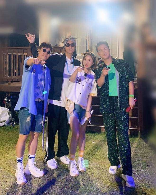 Group Koyote (Kim Jong-min, Donga, Shin Ji) presented the perfect Duets with trot singer Jang Min-Ho.On the morning of the 8th, Shin Ji posted a picture of the related hashtag along with the article We are a sado, a pleasant combination of deer and Koyote ~ Thank you, If you are very excited about Minho brother, it is ok through personal Instagram.In the public photos, Koyote members and Jang Min-Ho took a friendly self-portrait.The natural figure of Jang Min-Ho is like a Koyote member who has been with him for a long time, especially his perfect visuals, which bring out the admiration of the viewers.The netizens responded in various ways such as It was a very exciting stage yesterday, It was exciting for a long time thanks to the Duets stage, The best stage of the Sayotae union is so exciting.iMBC  Photo Source Shin Ji Instagram