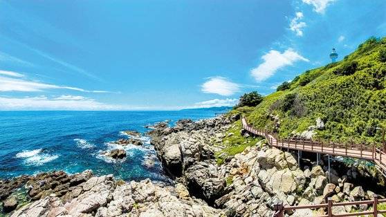 경상북도는 올여름 경북지역을 여행하는 사람을 위해 여행상품 할인, KTX 요금 할인, 여행 이벤트 등 파격적 혜택을 다양하게 준비했다. 사진은 영덕 대게공원에서 고래불해수욕장에 이르는 64km의 해안길인 영덕 블루로드.  [사진 경상북도]