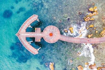 푸른 동해바다를 한눈에 볼 수 있는 포항 이가리닻 전망대는 최근 SNS 명소로 떠올랐다.