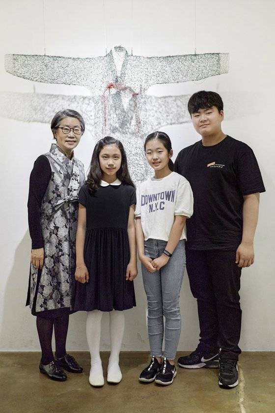 소중 학생기자단이 금기숙 유금와당박물관장을 만나 평창겨울올림픽 개·폐막식서 한복의 아름다움을 보여주면서 세계인이 공감할 수 있는 의상을 선보였던 그의 작품부터 중국이 일으키고 있는 한복 논란까지 다양한 이야기를 나눴다. 왼쪽부터 금 관장과 이효주 학생모델, 김민아·김재현 학생기자.