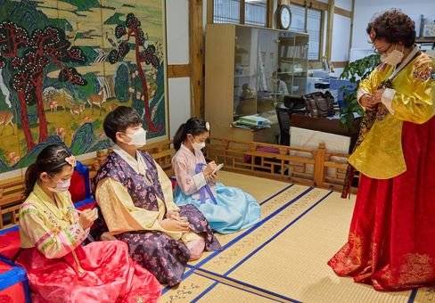 인사동홍보관 김정해 선생님이 소중 학생기자단에게 옷고름 매는 법을 가르치고 있다.