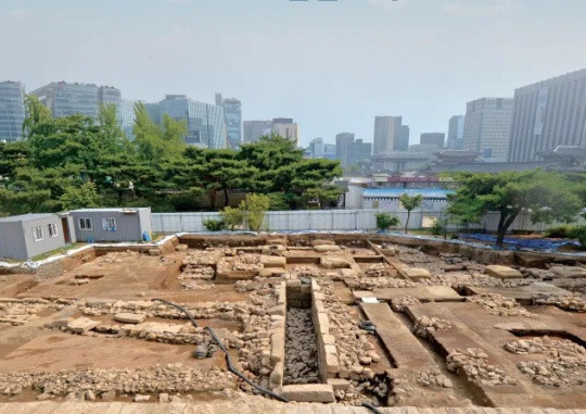 Complete view after the excavation of the lavatory in Gyeongbokgung Palace. Courtesy of the Cultural Heritage Administration of Korea