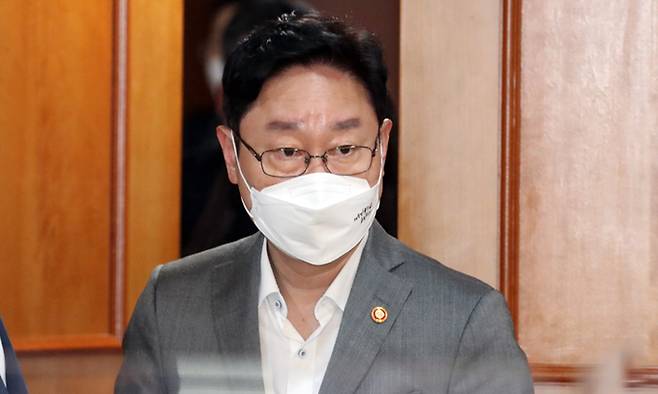 박범계 법무부 장관이 7일 서울 종로구 정부서울청사에서 열린 공직기강 부패방지 관계장관회의에 참석하고 있다. 뉴스1