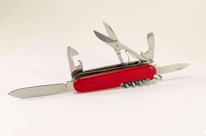 스위스 군용 칼의 모습.(사진=123rf)