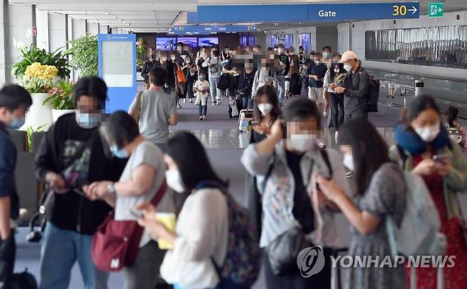 줄지어 검역대로 (영종도=연합뉴스) 7일 인천국제공항 제1여객터미널 검역소에 백신접종후 독일 프랑크푸르트에서 도착한 교민, 유학생, 외국인등이 줄지어 검역대로 향하고 있다. 2021.7.7 [공항사진기자단] photo@yna.co.kr