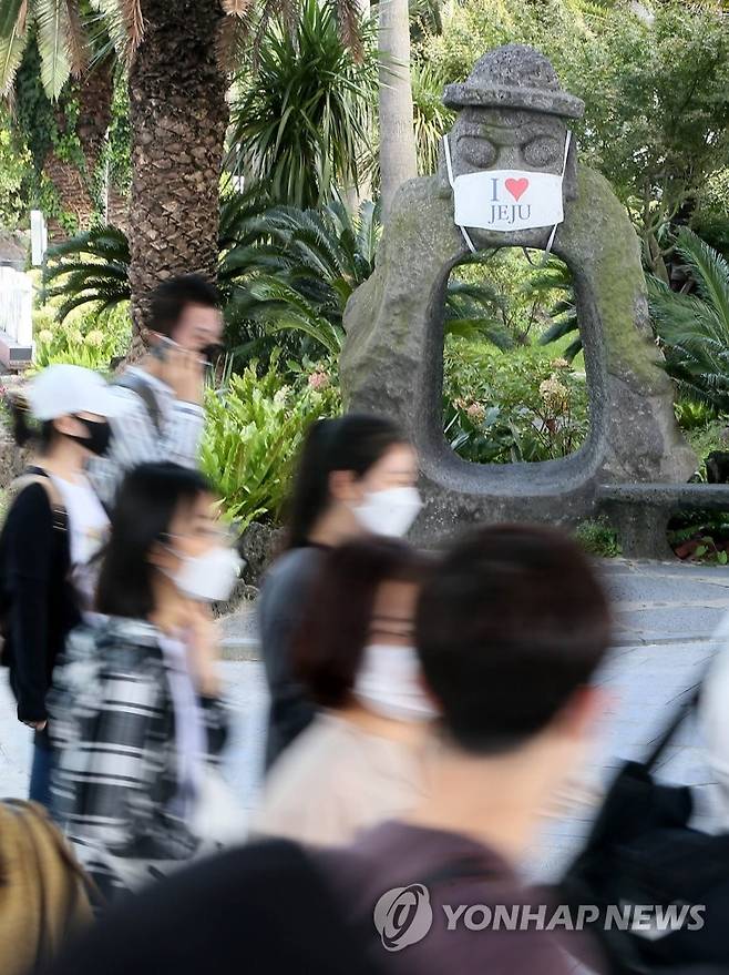 제주 찾은 관광객들 [연합뉴스 자료사진]