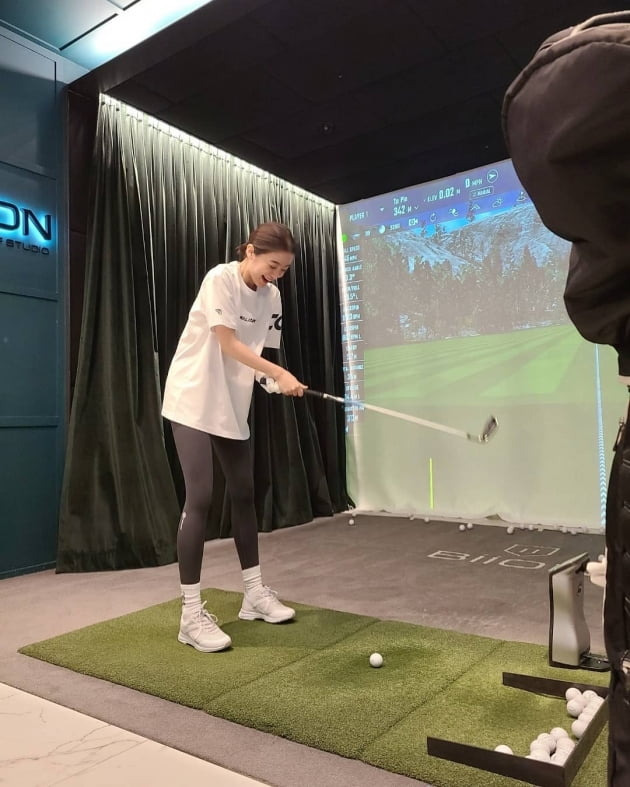 Hyeolim, from the group Wonder Girls, has had fun with Golf.Hyeolim posted a picture on his instagram on the 9th with an article entitled My heart is ahead! Golin.In the photo, Hyeolim is practicing Golf in a member-made Golf Studio private room in Cheongdam-dong, and he was also caught smiling at his mistakes.Although he is still in a awkward position, his full motivation for Golf is conveyed through photographs.Yubin, from Wonder Girls, cheered Hyeolim with a comment, Lets go!!!!!!Hyeolim married Taekwondo player Shin Min-chul last year after eight years of devotion.