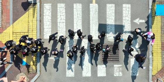 어린이 보호구역 내 사고 처벌을 강화한 이른바 '민식이법' 시행 1년을 맞은 지난 3월 25일 광주 북구 어린이교통공원에서 유치원생들이 광주 북부경찰서와 어린이안전학교 강사의 도움을 받아 교통안전 체험 교육을 받고 있다. 연합뉴스