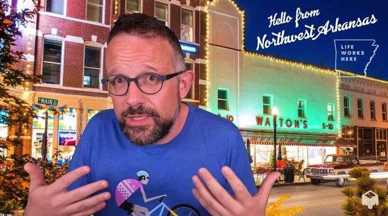 화상으로 만난 필 리빈 으흠(mmhmm) 공동창업자 겸 CEO. 화면은 으흠이 적용된 모습. 그가 살고 있는 미국 아칸소주 동네 배경이다. 김정민 기자