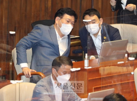 - 더불어민주당 송영길 대표와 김용민 최고위원이 8일 국회 본회의에서 김부겸 국무총리 2차 추가경정예산(추경)안 관련 시정연설을 앞두고 대화하고 있다. 2021. 7. 8 정연호 기자 tpgod@seoul.co.kr